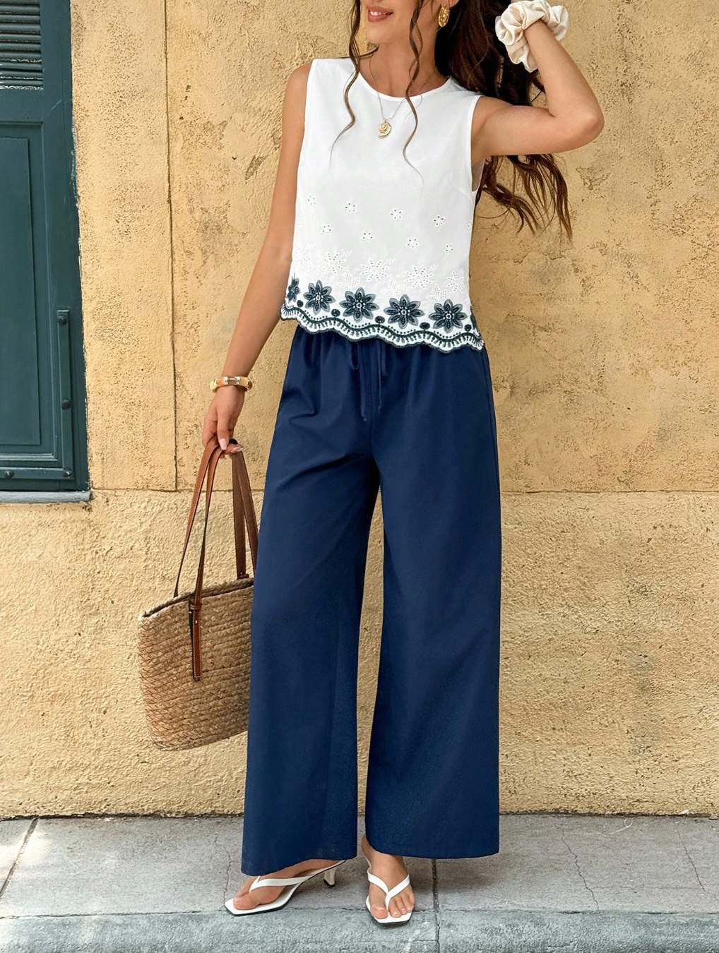 Women's 2-piece set of sleeveless top with round neck